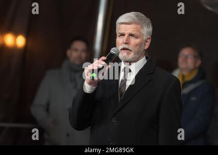 Prag, Tschechische Republik. 25. Januar 2023. Der tschechische Präsidentschaftskandidat und der ehemalige Militärgeneral Petr Pavel sprechen während seiner letzten Wahlkampfveranstaltung auf dem Podium auf dem Altstädter Platz. Petr Pavel wird dem ehemaligen tschechischen Premierminister und Milliardär Andrej Babis in der zweiten Runde der tschechischen Präsidentschaftswahlen gegenüberstehen, die am 27. Und 28. Januar 2023 stattfinden wird. Kredit: SOPA Images Limited/Alamy Live News Stockfoto