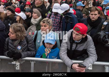 Prag, Tschechische Republik. 25. Januar 2023. Am Altstädter Ring in Prag nehmen die Teilnehmer an der letzten Wahlkampfveranstaltung des Präsidentschaftskandidaten Petr Pavel Teil. Petr Pavel wird dem ehemaligen tschechischen Premierminister und Milliardär Andrej Babis in der zweiten Runde der tschechischen Präsidentschaftswahlen gegenüberstehen, die am 27. Und 28. Januar 2023 stattfinden wird. (Foto: Tomas Tkacik/SOPA Images/Sipa USA) Guthaben: SIPA USA/Alamy Live News Stockfoto