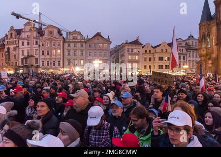 Prag, Tschechische Republik. 25. Januar 2023. Am Altstädter Ring in Prag nehmen die Teilnehmer an der letzten Wahlkampfveranstaltung des Präsidentschaftskandidaten Petr Pavel Teil. Petr Pavel wird dem ehemaligen tschechischen Premierminister und Milliardär Andrej Babis in der zweiten Runde der tschechischen Präsidentschaftswahlen gegenüberstehen, die am 27. Und 28. Januar 2023 stattfinden wird. (Foto: Tomas Tkacik/SOPA Images/Sipa USA) Guthaben: SIPA USA/Alamy Live News Stockfoto