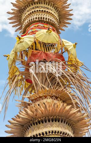 Details zu Penjor - Reethrapfstangen aus Bambus für Galungan Celebration, Bali Island, Indonesien. Vertikales Bild. Stockfoto