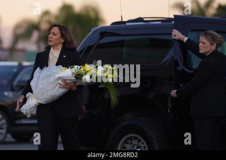 Monterey Park, Usa. 25. Januar 2023. US-Vizepräsidentin Kamala Harris trägt Blumen, um den Opfern einer Massenschießerei im Star Dance Studio in Monterey Park, CA, Kalifornien, USA, am 25. Januar 2023 ihren Respekt zu zollen. Vizepräsident Harris besucht eine Gedenkfeier und Familien einer Massenschießerei, die am Samstag, den 21 2023., in Monterey Park, Kalifornien, stattfand und 11 Tote und 10 Verletzte hinterließ. Kredit: SIPA USA/Alamy Live News Stockfoto