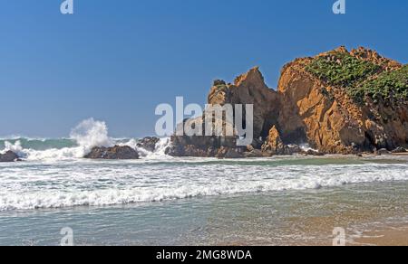 Farbenfrohe Küstenstraßen zwischen den brechenden Wellen am Pfeiffer Beach in Kalifornien Stockfoto