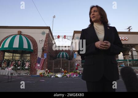 Monterey Park, Usa. 25. Januar 2023. US-Vizepräsidentin Kamala Harris spricht, nachdem sie den Opfern einer Massenschießerei im Star Dance Studio in Monterey Park, CA, Kalifornien, USA, am 25. Januar 2023 ihren Respekt zollt. Vizepräsident Harris besucht eine Gedenkfeier und Familien einer Massenschießerei, die am Samstag, den 21 2023., in Monterey Park, Kalifornien, stattfand und 11 Tote und 10 Verletzte hinterließ. Kredit: SIPA USA/Alamy Live News Stockfoto