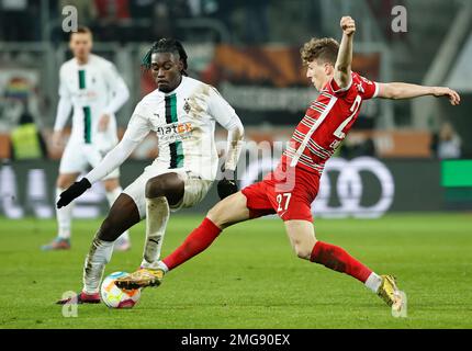 Augsburg, Deutschland. 25. Januar 2023. Arne Engels (R) von Augsburg spielt mit Kouadio Kone von Moenchengladbach während des deutschen Bundesliga-Fußballspiels in der ersten Spielklasse zwischen dem FC Augsburg und der Borussia Moenchengladbach in Augsburg, Deutschland, 25. Januar 2023. Kredit: Philippe Ruiz/Xinhua/Alamy Live News Stockfoto