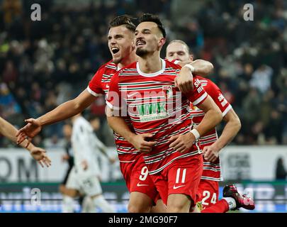 Augsburg, Deutschland. 25. Januar 2023. Mergim Berisha (Vorderseite) aus Augsburg feiert das Tor mit seinem Teamkollegen Ermedin Demirovic während des deutschen Bundesliga-Fußballspiels in der ersten Liga zwischen dem FC Augsburg und der Borussia Moenchengladbach am 25. Januar 2023 in Augsburg. Kredit: Philippe Ruiz/Xinhua/Alamy Live News Stockfoto