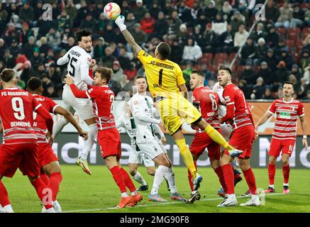 Augsburg, Deutschland. 25. Januar 2023. Augsburgs Torwart Rafal Gikiewicz (C) rettet den Ball während des deutschen Bundesliga-Fußballspiels in der ersten Liga zwischen dem FC Augsburg und der Borussia Moenchengladbach am 25. Januar 2023 in Augsburg. Kredit: Philippe Ruiz/Xinhua/Alamy Live News Stockfoto