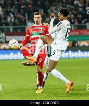 Augsburg, Deutschland. 25. Januar 2023. Ermedin Demirovic (L) von Augsburg spielt mit Nathan Ngoumou von Moenchengladbach während des deutschen Bundesliga-Fußballspiels in der ersten Spielklasse zwischen dem FC Augsburg und der Borussia Moenchengladbach in Augsburg am 25. Januar 2023. Kredit: Philippe Ruiz/Xinhua/Alamy Live News Stockfoto