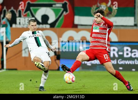 Augsburg, Deutschland. 25. Januar 2023. Elvis Rexhbecaj (R) aus Augsburg spielt mit Stefan Lainer aus Moenchengladbach während des deutschen Bundesliga-Fußballspiels in der ersten Spielklasse zwischen dem FC Augsburg und der Borussia Moenchengladbach in Augsburg am 25. Januar 2023. Kredit: Philippe Ruiz/Xinhua/Alamy Live News Stockfoto