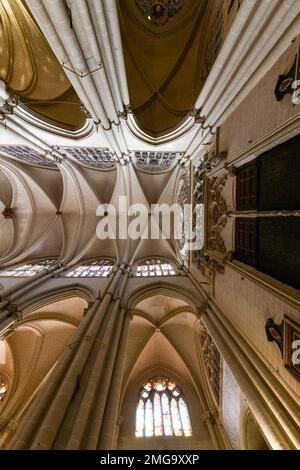 Toledo, Spanien - 10. Dezember 2021: Innere der Kathedrale Santa Iglesia Primada de Toledo, römisch-katholische Kirche und der Primatskathedrale der Heiligen Maria i. Stockfoto