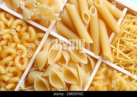 Schachtel mit verschiedenen Arten von roher Pasta, Nahaufnahme Stockfoto