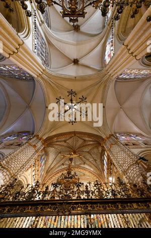 Toledo, Spanien - 10. Dezember 2021: Innere der Kathedrale Santa Iglesia Primada de Toledo, römisch-katholische Kirche und der Primatskathedrale der Heiligen Maria i. Stockfoto