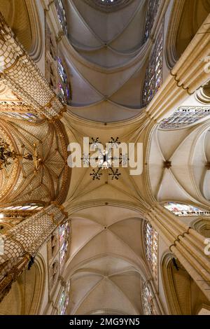 Toledo, Spanien - 10. Dezember 2021: Innere der Kathedrale Santa Iglesia Primada de Toledo, römisch-katholische Kirche und der Primatskathedrale der Heiligen Maria i. Stockfoto