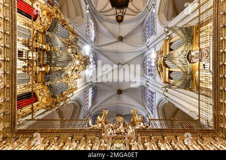 Toledo, Spanien - 10. Dezember 2021: Innere der Kathedrale Santa Iglesia Primada de Toledo, römisch-katholische Kirche und der Primatskathedrale der Heiligen Maria i. Stockfoto