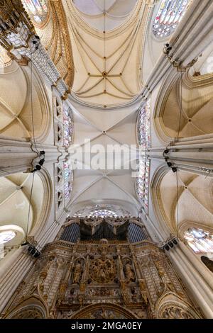 Toledo, Spanien - 10. Dezember 2021: Innere der Kathedrale Santa Iglesia Primada de Toledo, römisch-katholische Kirche und der Primatskathedrale der Heiligen Maria i. Stockfoto