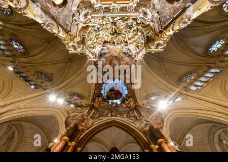 Toledo, Spanien - 10. Dezember 2021: Innere der Kathedrale Santa Iglesia Primada de Toledo, römisch-katholische Kirche und der Primatskathedrale der Heiligen Maria i. Stockfoto