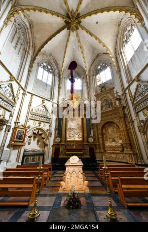 Toledo, Spanien - 10. Dezember 2021: Innere der Kathedrale Santa Iglesia Primada de Toledo, römisch-katholische Kirche und der Primatskathedrale der Heiligen Maria i. Stockfoto