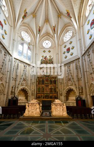 Toledo, Spanien - 10. Dezember 2021: Innere der Kathedrale Santa Iglesia Primada de Toledo, römisch-katholische Kirche und der Primatskathedrale der Heiligen Maria i. Stockfoto