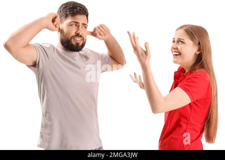 Junge Frau schreit ihren Mann auf weißem Hintergrund an Stockfoto