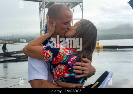 APRA HARBOR, Guam (23. August 2022) – LT. j.g. Brian Cicconi aus Youngstown, Ohio, dem Emory S. Land-Class-U-Boot-Tender USS Frank Cable (AS 40) zugeteilt, küsst seine Frau nach der Rückkehr des Schiffs zum Homeport in Apra Harbor, Guam, 23. August 2022. Frank Cable, auf der Insel Guam stationiert, repariert, bewaffnet und stellt U-Boote und Überwasserschiffe in der Region Indo-Pazifik bereit. Stockfoto