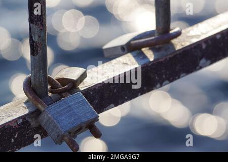Nahaufnahme eines Lovelocks, der auf einer Brücke am Wasser hängt Stockfoto