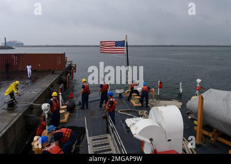 Besatzungsmitglieder, die der USCGC Mohawk (WMEC 913) zugewiesen sind, gehen nach der Ankunft in Tema, Ghana, am 23. August 2022 die Warteschlangen zum Pier über. Mohawk ist auf einem geplanten Einsatz in den USA Marinestreitkräfte Afrika Einsatzgebiet, angestellt von den USA Sechste Flotte, die die Interessen der USA, Verbündeten und Partner verteidigt. Stockfoto