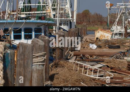 Nachwirkungen - versetzte Boote - Verschiedenes - 26-HK-28-35. Boote und Trümmer entlang der Anlegestelle. Hurrikan Katrina Stockfoto