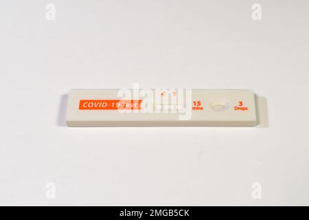 Selbsttest zu Hause auf Covid 19 Virus mit positivem Ergebnis Stockfoto