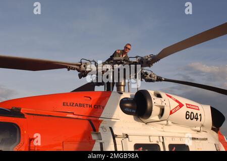 Flugzeuge - HH-60 Jayhawk - 26-HK-53-17. Küstenwache auf dem HH-60 auf der Rampe--050924. Hurrikan Katrina Stockfoto