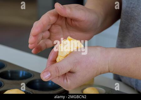 Traditionell werden brasilianische Käsebrötchen als Snacks verwendet, aber die Zubereitung der Brötchen erfolgt hausgemacht Stockfoto