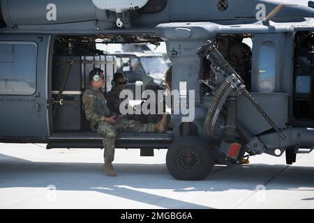 USA Air Force Staff Sergeant Ryan Keeny, 45. Sicherheitsgeschwader, Militär, Hundetrainer, und USA Air Force Staff Sgt. Tilar Brooks, 45. SFS MWD Handler sitzt in einem HH60G Pave Hawk mit Debra, 45. SFS MWD am 23. August 2022 auf der Patrick Space Force Base, Florida. MWD-Handler nehmen an verschiedenen Schulungen mit ihrem zugewiesenen MWD Teil, um die Einsatzbereitschaft zu gewährleisten. Stockfoto