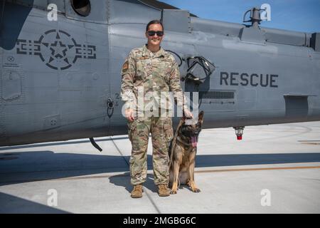 USA Air Force Staff Sgt. Tilar Brooks, 45. Sicherheitsgeschwader, arbeitender Hundeführer, posiert mit Debra, 45. SFS MWD, am 23. August 2022, Auf der Patrick Space Force Base, Florida. MWD-Handler bauen eine besondere Bindung zu den Hunden auf, mit denen sie arbeiten, durch die harte Arbeit und die Zeit, die sie mit ihnen verbringen. Stockfoto