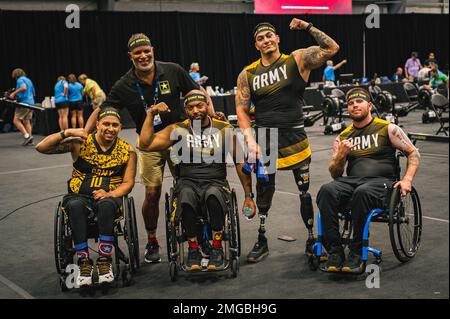 Sportler der Team Army posieren für ein Foto, nachdem sie während der Warrior Games des US-Verteidigungsministeriums 2022 im ESPN Wide World of Sports Complex in Orlando, Florida, am 23. August 2022 an einem Hallenruderevent teilgenommen haben. Von den USA moderiert Armee, Militärangehörige und Veteranen des Verteidigungsministeriums konkurrieren im adaptiven Sport mit Streitkräften aus Kanada und der Ukraine. Stockfoto