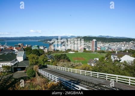 Blick auf die Seilbahngleise und Wellington Stadt und Hafen von der Seilbahn auf den Hügeln von Kelburn. Stockfoto