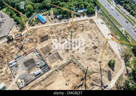 Baustelle aus der Vogelperspektive. Vorbereitung des Grundstücks für den Bau eines neuen Stadions. Gestapelte Baumaterialien. Stockfoto