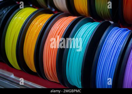 Viele mehrfarbige Filamentfäden für den Druck von 3D-Druckern. Materialspulen zum Drucken von 3D-Druckern. Spulen von 3D-Druckfilamenten in verschiedenen Farben. ABS-Kabel aus Kunststoff für 3D-Drucker Stockfoto