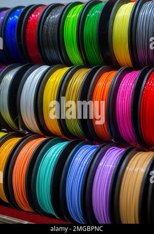 Viele mehrfarbige Filamentfäden für den Druck von 3D-Druckern. Materialspulen zum Drucken von 3D-Druckern. Spulen von 3D-Druckfilamenten in verschiedenen Farben. ABS-Kabel aus Kunststoff für 3D-Drucker Stockfoto