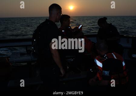 Schneider der Küstenwache - ohne Dauntless (WMEC 624) - 26-HK-73-229. CGC Dauntless - Küstenwachmänner an Deck--050928. Hurrikan Katrina Stockfoto