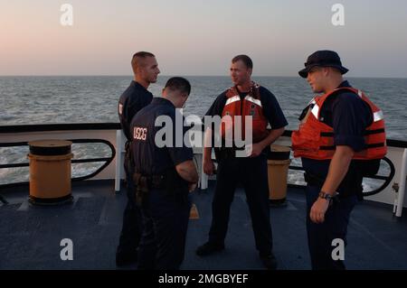 Schneider der Küstenwache - ohne Dauntless (WMEC 624) - 26-HK-73-314. CGC Dauntless--Küstenwachmänner an Deck--050928. Hurrikan Katrina Stockfoto