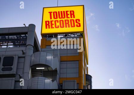 Tokio, Japan. 24. Januar 2023. Tower Records Shibuya (Ã‚¿ãƒ¯ãƒ¼ãƒ¬Ã‚³ãƒ¼ãƒ æ¸·åº) ist ein beliebtes Musikgeschäft in Shibuya, Tokio. Bekannt für seine große Auswahl an Musik, ist es ein beliebtes Ziel für Musikliebhaber in Japan, und J-Pop-Idol-Gruppen werben dort häufig für ihre Musik. Der Bahnhof JR East Shibuya wurde im Rahmen der gewerblichen Immobilienentwicklung von Eisenbahnunternehmen und Tokyu Corporation umfassend renoviert. Ein Beispiel hierfür ist der Bau des Shibuya Scramble Square. Vor kurzem die Yamanote-Linie, der geschäftigste Pendler lin Stockfoto