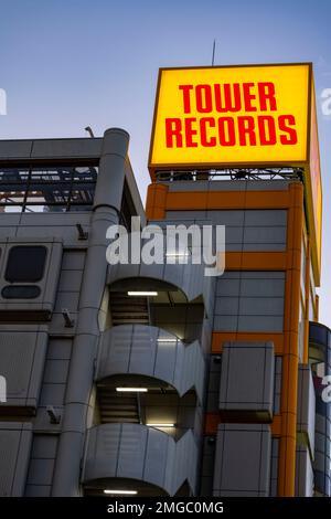 Tokio, Japan. 24. Januar 2023. Tower Records Shibuya (Ã‚¿ãƒ¯ãƒ¼ãƒ¬Ã‚³ãƒ¼ãƒ æ¸·åº) ist ein beliebtes Musikgeschäft in Shibuya, Tokio. Bekannt für seine große Auswahl an Musik, ist es ein beliebtes Ziel für Musikliebhaber in Japan, und J-Pop-Idol-Gruppen werben dort häufig für ihre Musik. Der Bahnhof JR East Shibuya wurde im Rahmen der gewerblichen Immobilienentwicklung von Eisenbahnunternehmen und Tokyu Corporation umfassend renoviert. Ein Beispiel hierfür ist der Bau des Shibuya Scramble Square. Vor kurzem die Yamanote-Linie, der geschäftigste Pendler lin Stockfoto
