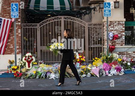 Monterey Park, USA. 25. Januar 2023. Vizepräsidentin Kamala Harris besucht das Star Ballroom Dance Studio, wo am Mondneujahr eine Massenschießerei stattfand. VP Harris ließ Blumen vor dem Ballsaal an einer wachsenden Gedenkstätte liegen und traf sich mit einigen der Familien der Schießopfer. 1/25/2023 Monterey Park, CA., USA (Foto: Ted Soqui/SIPA USA) Guthaben: SIPA USA/Alamy Live News Stockfoto