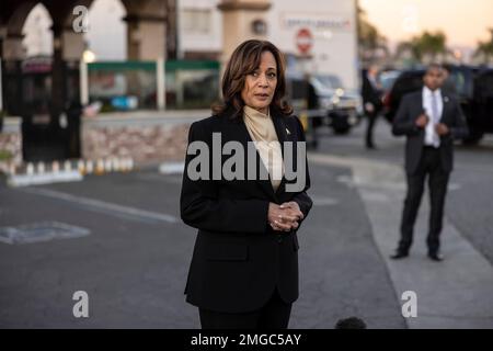 Monterey Park, USA. 25. Januar 2023. Vizepräsidentin Kamala Harris besucht das Star Ballroom Dance Studio, wo am Mondneujahr eine Massenschießerei stattfand. VP Harris ließ Blumen vor dem Ballsaal an einer wachsenden Gedenkstätte liegen und traf sich mit einigen der Familien der Schießopfer. 1/25/2023 Monterey Park, CA., USA (Foto: Ted Soqui/SIPA USA) Guthaben: SIPA USA/Alamy Live News Stockfoto