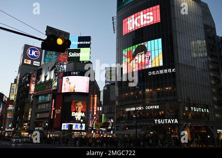 Tokio, Japan. 25. Januar 2023. Shibuya Scramble am Abend. Shibuya Scramble Crossing (æ¸ è°·Ã‚¹ã‚¯ãƒ © ãƒ³ãƒ-ãƒ«äor  LW AT  ¤å·‚¹) ist eine geschäftige Fußgängerzone im Herzen von Shibuya, Tokio. Es ist bekannt für seine großen Menschenmassen, die in alle Richtungen gleichzeitig durchqueren und so eine Sackgasse erzeugen. Es ist eine der bekanntesten und geschäftigsten Kreuzungen der Welt und A ist ein wichtiges Touristenziel. Der Bahnhof JR East Shibuya wurde während der gewerblichen Immobilienentwicklung von Eisenbahnunternehmen und Tokyu Corporation umfassend renoviert. Das Konstrukt Stockfoto