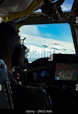 USA Air Force 23. Expeditionary Bomb Squadron Pilot Captain Ryan “Clipper” Reers beobachtet seine B-52H Stratofortress Instrumententafel Bomber Task Force Mission als eine weitere US-Mission Der Air Force B-52H fliegt am 24. August 2022 über Belgien. Diese BTF-Mission, in die die deutsche und die belgische Luftwaffe eingebunden sind, demonstriert das Engagement und die Zusicherung der Vereinigten Staaten gegenüber den NATO-Verbündeten und -Partnern. Stockfoto