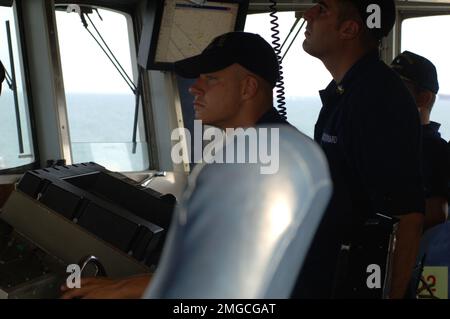 Schneider der Küstenwache - ohne Dauntless (WMEC 624) - 26-HK-73-67. CGC Dauntless -- Küstenwachmänner an der Steuerung des Bootes --050928. Hurrikan Katrina Stockfoto