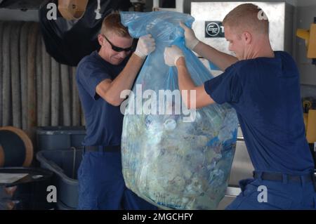 Schneider der Küstenwache - ohne Dauntless (WMEC 624) - 26-HK-73-238. CGC Dauntless - Küstenwachmänner arbeiten mit Müllpacker--050928. Hurrikan Katrina Stockfoto