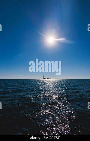 Leuchtturm Bengtskär, Blick auf die Insel Bengtskar in der Inselgruppe Archipel, Finnland, Kimitoön, Golf von Finnland an einem sonnigen Sommertag Stockfoto