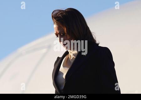 Los Angeles, Kalifornien, USA. 25. Januar 2023. Der US-Vizepräsident Kamala Harris trifft am 25. Januar 2023 am Los Angeles International Airport in Los Angeles, Kalifornien, USA ein. Vizepräsident Harris besucht eine Gedenkfeier und Familien einer Massenschießerei, die am Samstag, den 21 2023., in Monterey Park, Kalifornien, stattfand und 11 Tote und 10 Verletzte hinterließ. Guthaben: Allison Dinner/Pool über CNP/dpa/Alamy Live News Stockfoto