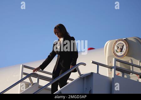 Los Angeles, Kalifornien, USA. 25. Januar 2023. Der US-Vizepräsident Kamala Harris trifft am 25. Januar 2023 am Los Angeles International Airport in Los Angeles, Kalifornien, USA ein. Vizepräsident Harris besucht eine Gedenkfeier und Familien einer Massenschießerei, die am Samstag, den 21 2023., in Monterey Park, Kalifornien, stattfand und 11 Tote und 10 Verletzte hinterließ. Guthaben: Allison Dinner/Pool über CNP/dpa/Alamy Live News Stockfoto