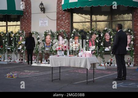 Monterey Park, CA, Kalifornien, USA. 25. Januar 2023. Die US-Vizepräsidentin Kamala Harris zollt den Opfern einer Massenschießerei im Star Dance Studio in Monterey Park, Kalifornien, USA, am 25. Januar 2023 ihren Respekt. Vizepräsident Harris besucht eine Gedenkfeier und Familien einer Massenschießerei, die am Samstag, den 21 2023., in Monterey Park, Kalifornien, stattfand und 11 Tote und 10 Verletzte hinterließ. Guthaben: Allison Dinner/Pool über CNP/dpa/Alamy Live News Stockfoto